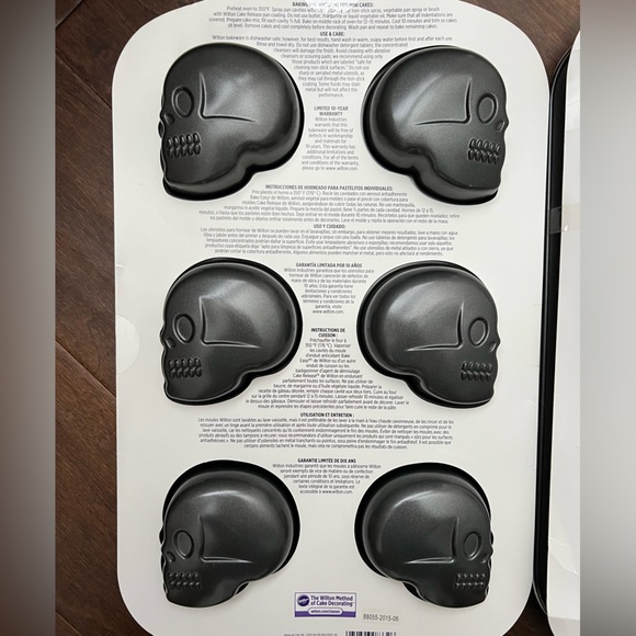 NEW Set of 2 Wilton Mini Cake Pans: Halloween Skull